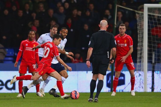 维尼修斯边路一条龙突入禁区遭包夹倒地，裁判近在咫尺拒绝点球，皇马主场阵阵嘘声